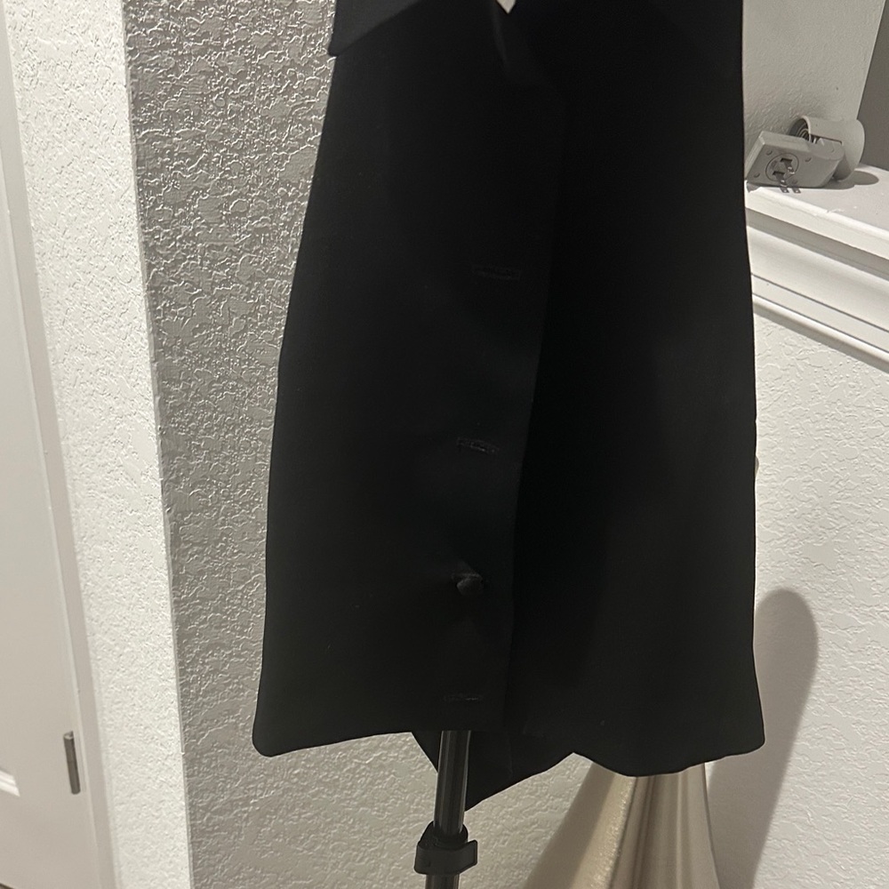 Harve Benard Black Collared Sleeveless Top - Picture 5 of 5